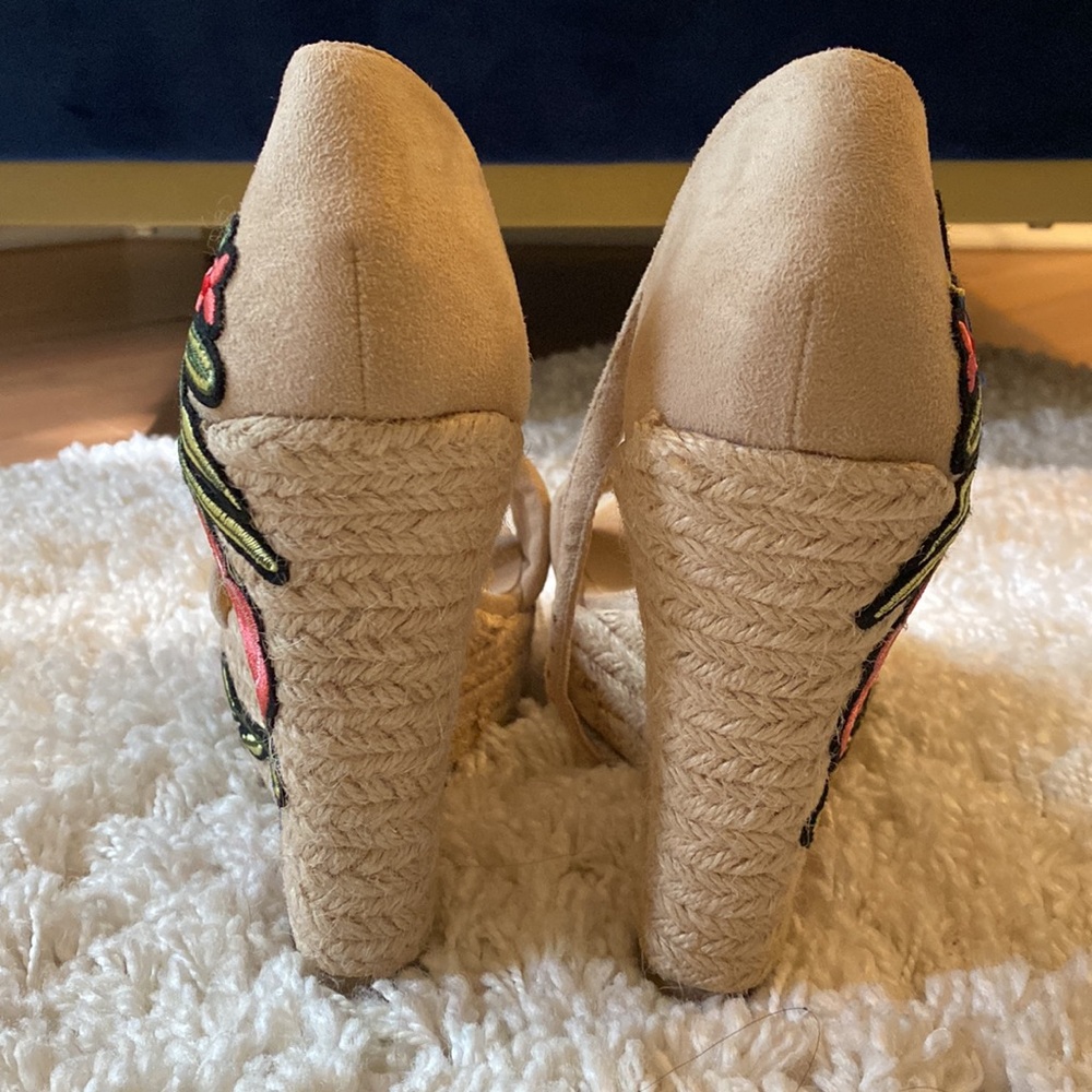 Embroidered wedge heels 🌺 - Picture 3 of 7